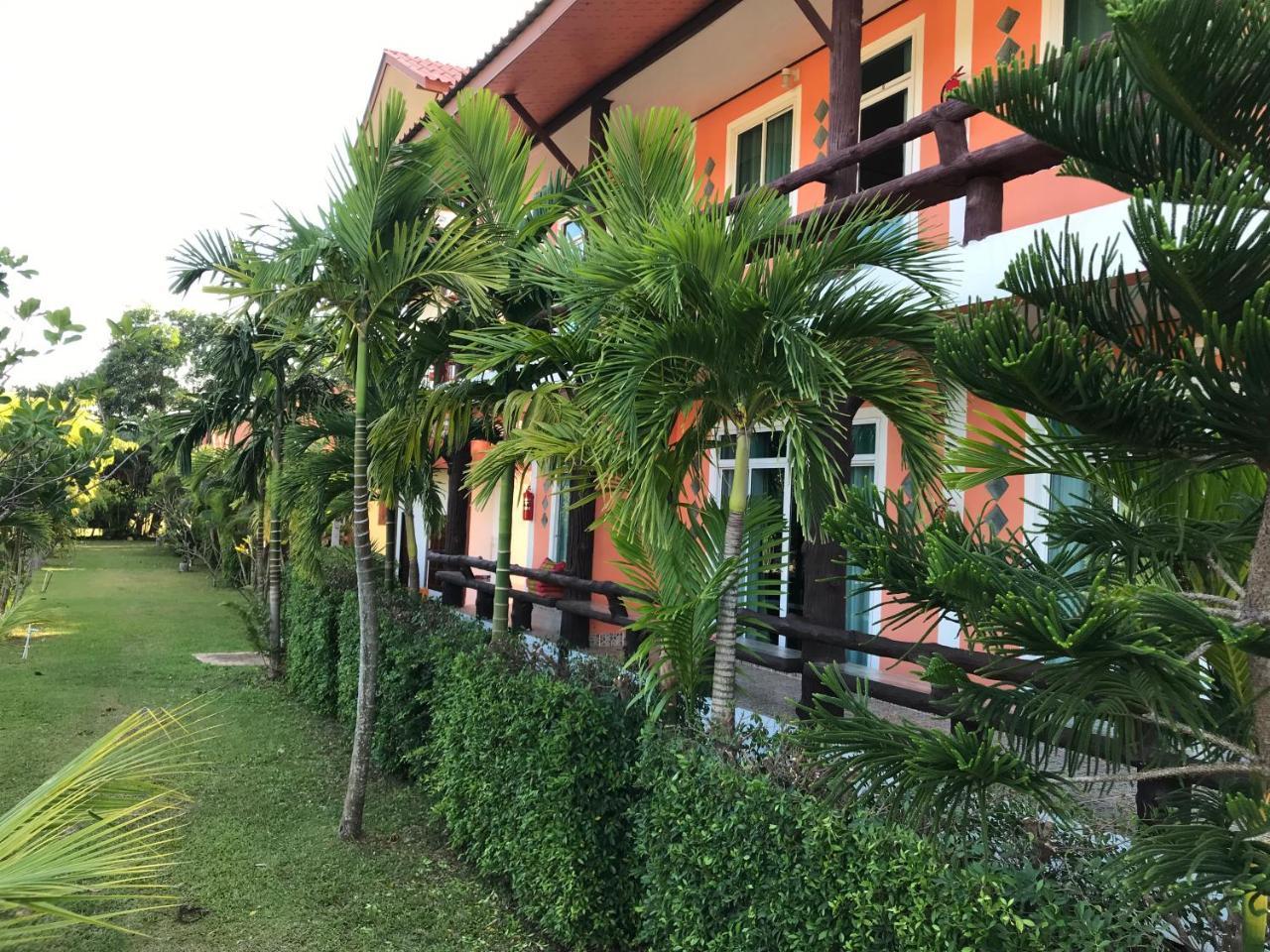 Lanta School Beach Resort Ko Lanta Exteriör bild